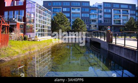 Apartment-Block in der Nähe des Meereskanals in der Nordsee in Malmö, Schweden, mit moderner Architektur und einem ruhigen Blick auf das Wasser Stockfoto