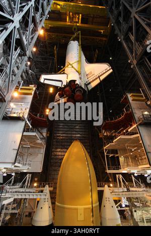 07. Oktober 2009 – Cape Canaveral, Florida, USA – das Space Shuttle Atlantis wird in Richtung einer mobilen Trägerplattform in High Bay 1 im Vehicle Assembly Building im Kennedy Space Center der NASA in Florida abgesenkt. Als Nächstes wird Atlantis am externen Kraftstofftank und zwei feste Raketenkraftverstärker befestigt, die an der Plattform befestigt sind. (Kreditbild: © Jack Pfaller/NASA/ZUMA Press) Stockfoto