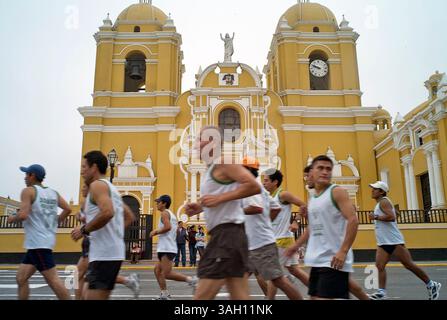 12. Juli 2009 - Trujillo, Peru - Teilnehmer eines lokalen Rennlaufs passieren die Kathedrale von Trujillo auf der Plaza de Armas. (Bild: © Eric Francis/ZUMA Press) Stockfoto