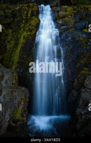 Ein großer Wasserfall versteckt im Wald in der Nähe von Lake Tahoe, Kalifornien während des Sommers Stockfoto
