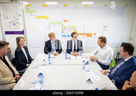 BARENDRECHT - König Willem-Alexander und Staatssekretär Jurgen Nobel (Teilnahme und Integration) erhalten eine Führung während eines Arbeitsbesuchs im Projekt de Bouwpraktijk. Statusinhaber und Menschen, die schon lange in der Sozialhilfe sind, werden hier für einen Job im Baugewerbe ausgebildet. ANP FRANK DE ROO niederlande aus - belgien aus Stockfoto