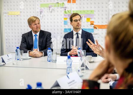 BARENDRECHT - König Willem-Alexander und Staatssekretär Jurgen Nobel (Teilnahme und Integration) erhalten eine Führung während eines Arbeitsbesuchs im Projekt de Bouwpraktijk. Statusinhaber und Menschen, die schon lange in der Sozialhilfe sind, werden hier für einen Job im Baugewerbe ausgebildet. ANP FRANK DE ROO niederlande aus - belgien aus Stockfoto
