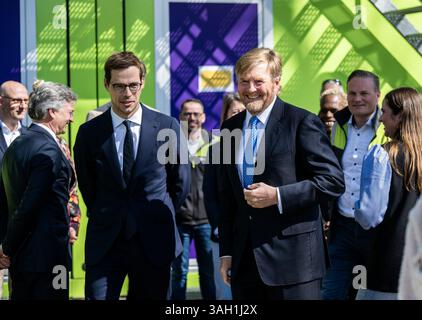 BARENDRECHT - König Willem-Alexander und Staatssekretär Jurgen Nobel (Teilnahme und Integration) erhalten eine Führung während eines Arbeitsbesuchs im Projekt de Bouwpraktijk. Statusinhaber und Menschen, die schon lange in der Sozialhilfe sind, werden hier für einen Job im Baugewerbe ausgebildet. ANP FRANK DE ROO niederlande aus - belgien aus Stockfoto