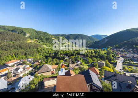 Jajce Stadt in Bosnien und Herzegowina, Europa. Panoramablick auf eine charmante Stadt inmitten üppiger grüner Hügel, die europäische Architektur und zeigt Stockfoto