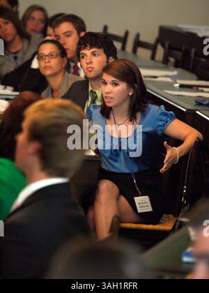 Bethany Mihalik, Front, University of Florida, stellte am Mittwoch, den 24. Juni 2009, eine Folgefrage an einen Vortragenden in der Kammer des Old State Capitol in Frankfort, Ky. (Tut mir leid, ich konnte ihr Alter nicht bekommen. Ich musste ihr Namensschild fotografieren und musste gehen, bevor die Veranstaltung vorbei war. Alle Studenten werden in diesem Herbst Senioren sein.-dp) Studenten, die am Nationalen Studentenkongress teilnahmen, besuchten das Repräsentantenhaus des alten Kapitols, wo sie Positionspapiere zu Themen wie Gesundheitswesen, Geschlechterungleichheit, mittelostdiplomatie, Bildung und Nuklearverbreitung vorstellten. gefolgt Stockfoto