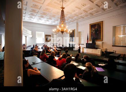 Anne Schmid, 19 Jahre alt, Xavier University in Cincinnati, sprach am Mittwoch, den 24. Juni 2009, vor dem Nationalen Studentenkongress in der Kammer des Alten Staatskapitols in Frankfort, Ky. Studenten, die am Nationalen Studentenkongress teilnahmen, besuchten das Repräsentantenhaus des Old State Capitol, wo sie Positionspapiere zu Themen wie Gesundheitswesen, Geschlechterungleichheit, mittelostdiplomatie, Bildung und Nuklearverbreitung vorstellten. gefolgt von Fragen der Gruppe. Diese Woche ist der zweite jährliche nationale Studentenkongress, der vom Henry Clay Center for States veranstaltet wird Stockfoto