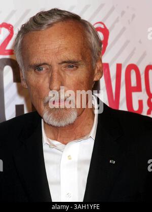Oktober 30, 2009 - Los Angeles, Kalifornien, USA - Schauspieler DENNIS HOPPER, 73, wurde an Prostatakrebs diagnostiziert und wird in Kalifornien einem speziellen Behandlungsprogramm unterzogen. Hopper wurde Anfang dieses Monats in einem New Yorker Krankenhaus wegen schwerer grippeähnlicher Symptome und Dehydratation behandelt. Schauspieler Dennis Hopper (* 17. Mai 1936 in Dodge City, Kansas) ist ein US-amerikanischer Schauspieler und Filmemacher, bekannt für seine Rollen in Blue Velvet, 24 und Easy Rider. Obwohl Hopper als Schauspieler und Regisseur bekannt ist, sieht er sich in erster Linie als Künstler und ist ein versierter und hoch respektierter Pai Stockfoto