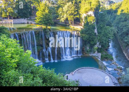Der Pliva-Wasserfall in Jajce, Bosnien und Herzegowina, Europa. Idyllische Wasserfälle, die in einen türkisfarbenen Pool fallen, umgeben von üppigem Grün, ab Stockfoto