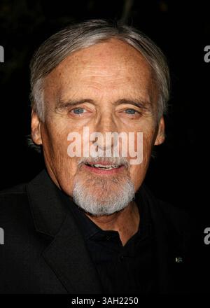 Oktober 30, 2009 - Los Angeles, Kalifornien, USA - Schauspieler DENNIS HOPPER, 73, wurde an Prostatakrebs diagnostiziert und wird in Kalifornien einem speziellen Behandlungsprogramm unterzogen. Hopper wurde Anfang dieses Monats in einem New Yorker Krankenhaus wegen schwerer grippeähnlicher Symptome und Dehydratation behandelt. Schauspieler Dennis Hopper (* 17. Mai 1936 in Dodge City, Kansas) ist ein US-amerikanischer Schauspieler und Filmemacher, bekannt für seine Rollen in Blue Velvet, 24 und Easy Rider. Obwohl Hopper als Schauspieler und Regisseur bekannt ist, sieht er sich in erster Linie als Künstler und ist ein versierter und hoch respektierter Pai Stockfoto