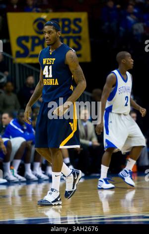 26. Dezember 2009 – Newark, New Jersey, Vereinigte Staaten – 26. Dezember 2009: John Flowers (41) der West Virginia Mountaineers im NCAA-Basketballspiel zwischen den West Virginia Mountaineers und den Seton Hall Pirates im Prudential Center in Newark, New Jersey. Die Nummer 6 der West Virginia Mountaineers schlugen die Seton Hall Pirates mit 90-84 in Überstunden. (Bild: © Chris Szagola/Cal Sport Media/ZUMApress.com) Stockfoto