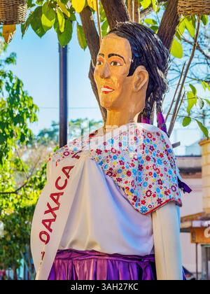 Figur in traditioneller Kleidung, Oaxaca de Juarez, Oaxaca State, Mexiko Stockfoto