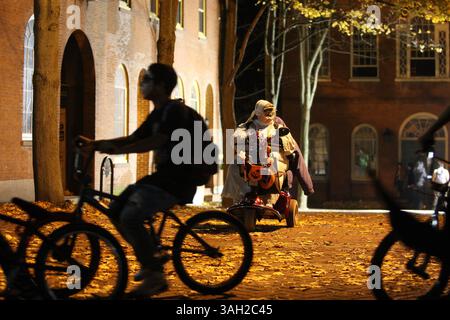 Oktober 31, 2009 - Salem, Massachusetts, USA - Jerry Bottari (CQ), der in Salem wohnt, beobachtet, wie Halloween-Besucher die Straßen von Salem in der Halloween-Nacht im Jahr 2009 erobern. Laut Salem Police Department tauchten fast 100.000 Menschen in dieser Stadt mit etwa 41.000 Menschen auf, um Halloween zu feiern. (Bild: © Essdras M. Suarez/ZUMA Press) Stockfoto