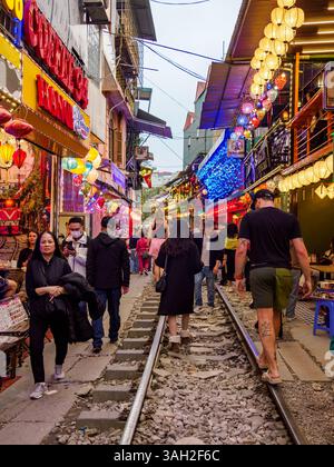 Laufen Sie auf den Schienen in der Train Street, Hanoi, Vietnam Stockfoto