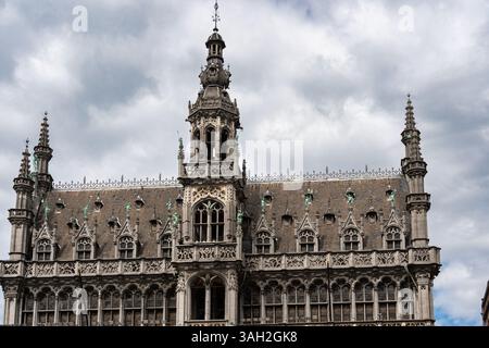 Brüssel Grand Place majestätische Architektur unter bewölktem Himmel Stockfoto