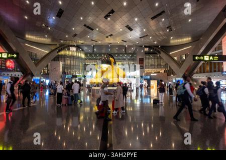 Ein fesselnder Blick bei Nacht auf den internationalen Flughafen Hamad mit seiner modernen Architektur, beleuchtet mit lebendigem Licht Stockfoto