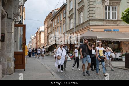LEMBERG, UKRAINE - 20. Juni 2021: Bürger und Touristen schlendern durch die charmanten Straßen der Altstadt von Lemberg. Stockfoto