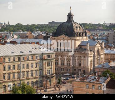 LEMBERG, UKRAINE - 20. Juni 2021: Die historische Architektur von Lemberg besticht durch beeindruckende Gebäude mit komplizierten Designs. Die Menschen genießen die lebhafte Atmosphäre, während sie durch die charmanten Straßen spazieren. Stockfoto