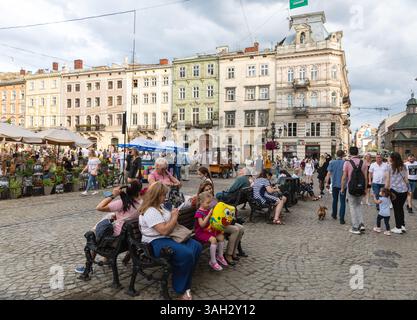 LEMBERG, UKRAINE - 20. Juni 2021: Bürger und Touristen werden beim Entspannen und Spazieren im historischen Teil von Lemberg gesehen, umgeben von wunderschöner Architektur und lebhaften Outdoor-Aktivitäten. Stockfoto