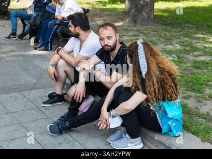 LEMBERG, UKRAINE - 20. Juni 2021: Bürger und Touristen entspannen sich und unterhalten sich auf den Straßen der Altstadt von Lemberg, genießen das warme Wetter und die lebhafte Atmosphäre. Stockfoto