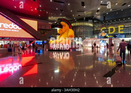 Ein fesselnder Blick bei Nacht auf den internationalen Flughafen Hamad mit seiner modernen Architektur, beleuchtet mit lebendigem Licht Stockfoto