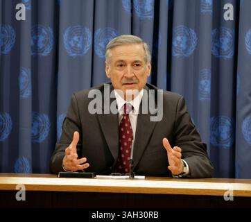 Vereinte Nationen - NYC - 03. November 2009 - Heraldo Munoz, Ständiger Vertreter Chiles und Vorsitzender der Kommission für Friedenskonsolidierung, kündigt eine Zusammenarbeit zwischen der Kommission für Friedenskonsolidierung und Yoko Ono an, um Erlöse aus John Lennons Digital-Single zum 40-jährigen Bestehen des Friedens eine Chance an den UN-Friedenskonsolidierungsfonds zu spenden. (Foto: © Luiz Rampelotto/ZUMA Press) Stockfoto