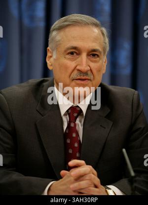 Vereinte Nationen - NYC - 03. November 2009 - Heraldo Munoz, Ständiger Vertreter Chiles und Vorsitzender der Kommission für Friedenskonsolidierung, kündigt eine Zusammenarbeit zwischen der Kommission für Friedenskonsolidierung und Yoko Ono an, um Erlöse aus John Lennons Digital-Single zum 40-jährigen Bestehen des Friedens eine Chance an den UN-Friedenskonsolidierungsfonds zu spenden. (Foto: © Luiz Rampelotto/ZUMA Press) Stockfoto