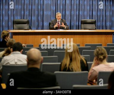 Vereinte Nationen - NYC - 03. November 2009 - Heraldo Munoz, Ständiger Vertreter Chiles und Vorsitzender der Kommission für Friedenskonsolidierung, kündigt eine Zusammenarbeit zwischen der Kommission für Friedenskonsolidierung und Yoko Ono an, um Erlöse aus John Lennons Digital-Single zum 40-jährigen Bestehen des Friedens eine Chance an den UN-Friedenskonsolidierungsfonds zu spenden. (Foto: © Luiz Rampelotto/ZUMA Press) Stockfoto