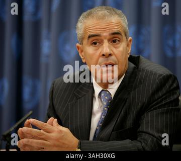 Vereinte Nationen – NYC – 03. November 2009 – Ahmed Djoghlaf, Exekutivsekretär des Übereinkommens über die biologische Vielfalt, lanciert das Logo für das Internationale Jahr der biologischen Vielfalt (Credit Image: © Luiz Rampelotto/ZUMA Press) Stockfoto