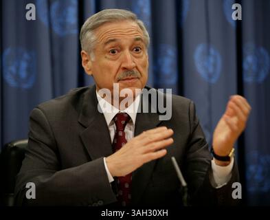 Vereinte Nationen - NYC - 03. November 2009 - Heraldo Munoz, Ständiger Vertreter Chiles und Vorsitzender der Kommission für Friedenskonsolidierung, kündigt eine Zusammenarbeit zwischen der Kommission für Friedenskonsolidierung und Yoko Ono an, um Erlöse aus John Lennons Digital-Single zum 40-jährigen Bestehen des Friedens eine Chance an den UN-Friedenskonsolidierungsfonds zu spenden. (Foto: © Luiz Rampelotto/ZUMA Press) Stockfoto