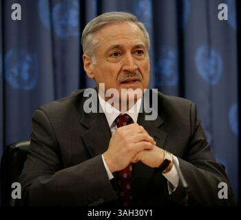 Vereinte Nationen - NYC - 03. November 2009 - Heraldo Munoz, Ständiger Vertreter Chiles und Vorsitzender der Kommission für Friedenskonsolidierung, kündigt eine Zusammenarbeit zwischen der Kommission für Friedenskonsolidierung und Yoko Ono an, um Erlöse aus John Lennons Digital-Single zum 40-jährigen Bestehen des Friedens eine Chance an den UN-Friedenskonsolidierungsfonds zu spenden. (Foto: © Luiz Rampelotto/ZUMA Press) Stockfoto