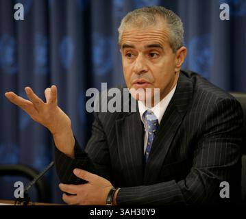 Vereinte Nationen – NYC – 03. November 2009 – Ahmed Djoghlaf, Exekutivsekretär des Übereinkommens über die biologische Vielfalt, lanciert das Logo für das Internationale Jahr der biologischen Vielfalt (Credit Image: © Luiz Rampelotto/ZUMA Press) Stockfoto
