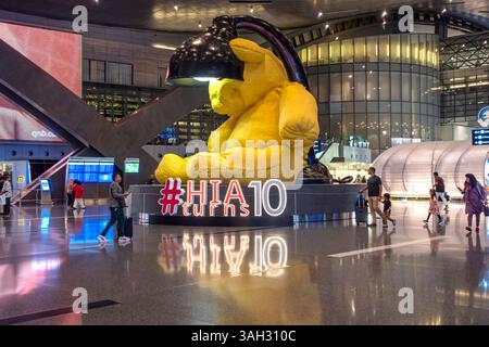 Ein fesselnder Blick bei Nacht auf den internationalen Flughafen Hamad mit seiner modernen Architektur, beleuchtet mit lebendigem Licht Stockfoto