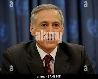 Vereinte Nationen - NYC - 03. November 2009 - Heraldo Munoz, Ständiger Vertreter Chiles und Vorsitzender der Kommission für Friedenskonsolidierung, kündigt eine Zusammenarbeit zwischen der Kommission für Friedenskonsolidierung und Yoko Ono an, um Erlöse aus John Lennons Digital-Single zum 40-jährigen Bestehen des Friedens eine Chance an den UN-Friedenskonsolidierungsfonds zu spenden. (Foto: © Luiz Rampelotto/ZUMA Press) Stockfoto
