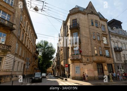 LEMBERG, UKRAINE - 20. Juni 2021: Historische Architektur und charmante Straßen im Herzen von Lemberg Stockfoto