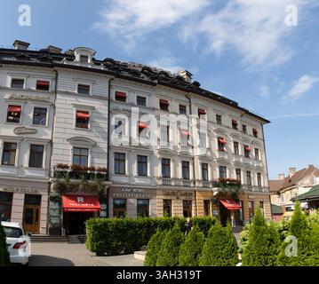 LEMBERG, UKRAINE - 20. Juni 2021: Die bezaubernden Straßen von Lemberg sind gesäumt von wunderschöner historischer Architektur mit komplizierten Details. Stockfoto