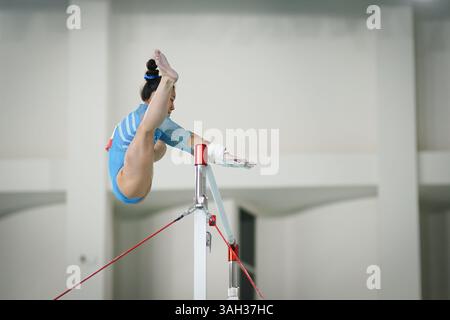 ANTALYA, TURKIYE - 22. MÄRZ 2025: Jayla HANG tritt an den unebenen Bars bei der FIG Artistic Gymnastics Apparate World Cup 2025 in Antalya auf Stockfoto
