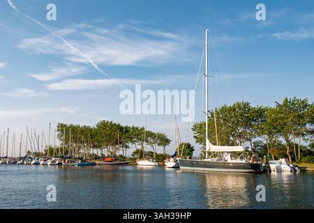 Segelboote liegen im Hafen von Orth, Fehmarn, Schleswig-Holstein, Deutschland Stockfoto