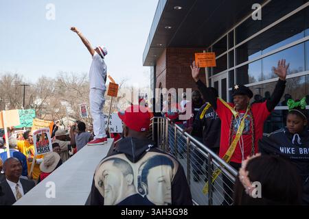 März 2015: Ferguson, Missouri, USA S - Aktivist-Führer DONTE CARTER, der seine Faust in der Luft hält, spricht mit einer großen Menge Demonstranten, die sich vor der Polizeiwache von Ferguson versammelt haben. (Bild: © Raffe Lazarian/ZUMA Wire/ZUMAPRESS.com) Stockfoto
