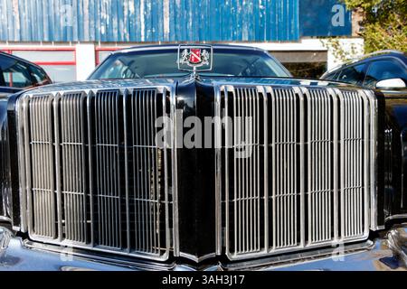 Nahaufnahme der Vorderansicht der Motorhaube und des Kühlergrills des chrysler New yorker american Oldtimer aus den 1970er Jahren Stockfoto