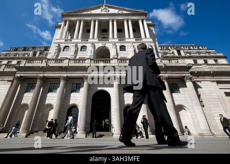 City of London, London, Großbritannien. April 2025. Bank of England. Trump-Zölle, China rächt sich angesichts eines eskalierenden Handelskrieges. Quelle: Matthew Chattle/Alamy Live News Stockfoto