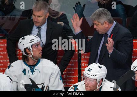 21. März 2015: Todd McLellan spricht mit dem Verteidiger der San Jose Sharks Brenden Dillon #4 während eines NHL-Spiels zwischen den San Jose Sharks und den Montreal Canadiens im Bell Centre in Montreal, Quebec, Kanada. Die Montreal Canadiens besiegten die San Jose Sharks mit 2:0. Philippe Bouchard/CSM(Bild: © Philippe Bouchard/Cal Sport Media/Cal Sport Media/ZUMAPRESS.com) Stockfoto