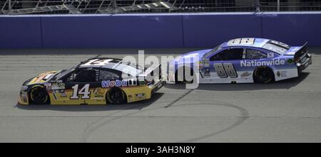 März 2015 - Fontana, Kalifornien, USA S - NASCAR-Fahrer TONY STEWART (14) und DALE EARNHARDT JR (88) werden während des Auto Club 400 in Fontana, CA. (Bild: © Ricky Bassman/ZUMA Wire) gesehen. Stockfoto