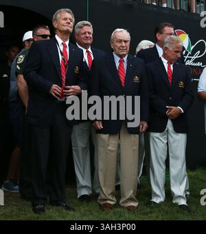 22. März 2015: Orlando, Florida, Vereinigte Staaten - Arnold Palmer (C) steht mit seinen Vorstandsmitgliedern auf dem 18. Loch nach der Fiinalrunde des Arnold Palmer Invitational, präsentiert von MasterCard im Bay Hill Club & Lodge. (Bild: © Debby Wong/ZUMA Wire) Stockfoto