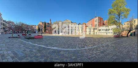 Panoramablick auf Campo San Polo - ein Platz im Zentrum von Venedig, Italien. Stockfoto