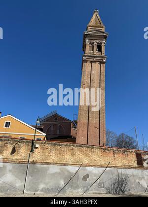 Der schiefe Glockenturm von Burano. Stockfoto