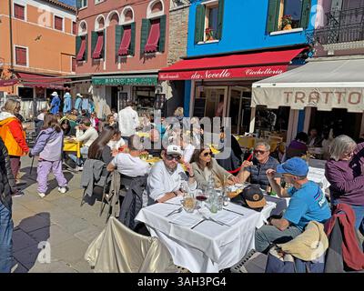 Leute, die in einem der Restaurants auf der Insel Burano zu Mittag essen. Stockfoto