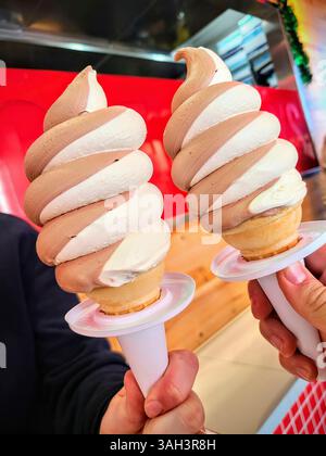 Soft Serve Delight in Las Vegas Ice Cream Parlor Eye Level View Stockfoto