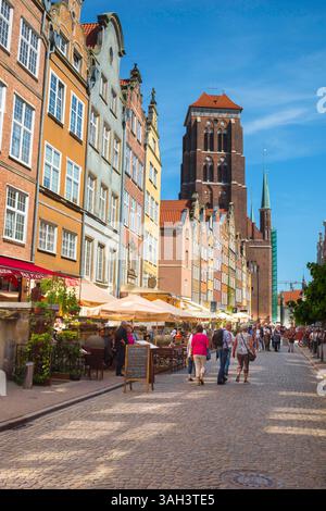 Altstadt von Danzig, Blick auf die Menschen, die im Sommer an Straßencafés in der Nähe der Katharinenkirche im historischen Zentrum von Danzig, Polen, vorbeilaufen Stockfoto
