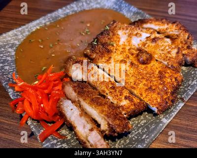 Crispy Chicken Katsu mit Curry und eingelegtem Ingwer auf Augenhöhe Stockfoto