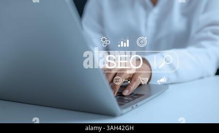 Geschäftsfrau, die einen Computer für Analyse, SEO Suchmaschinenoptimierung Marketing Ranking Verkehr Website Internet Business Technologie Konzept, Ma Stockfoto